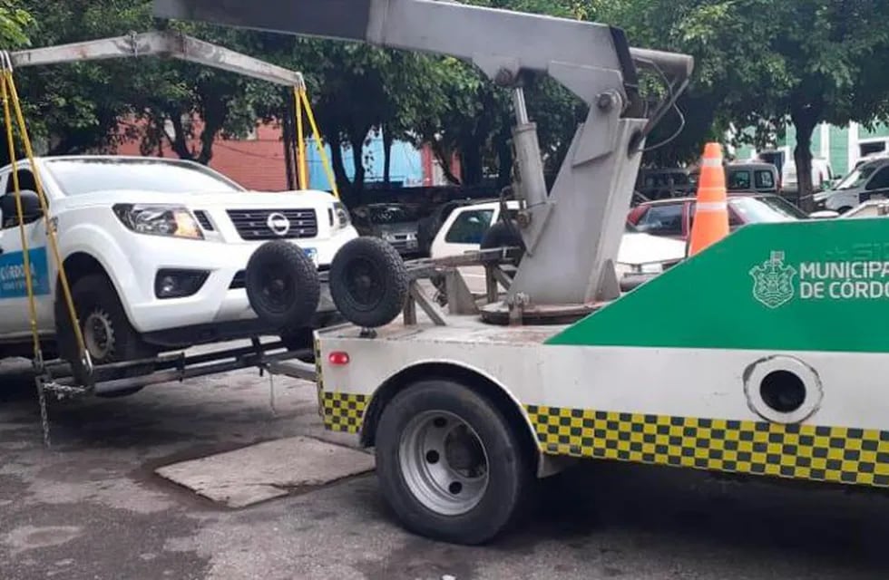La Municipalidad multó y removió otro vehículo oficial (El Doce)