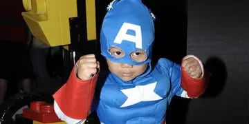 FANS POR SIEMPRE. Uno de los asistentes a la feria Comic-Con, vestido como Capitán América.