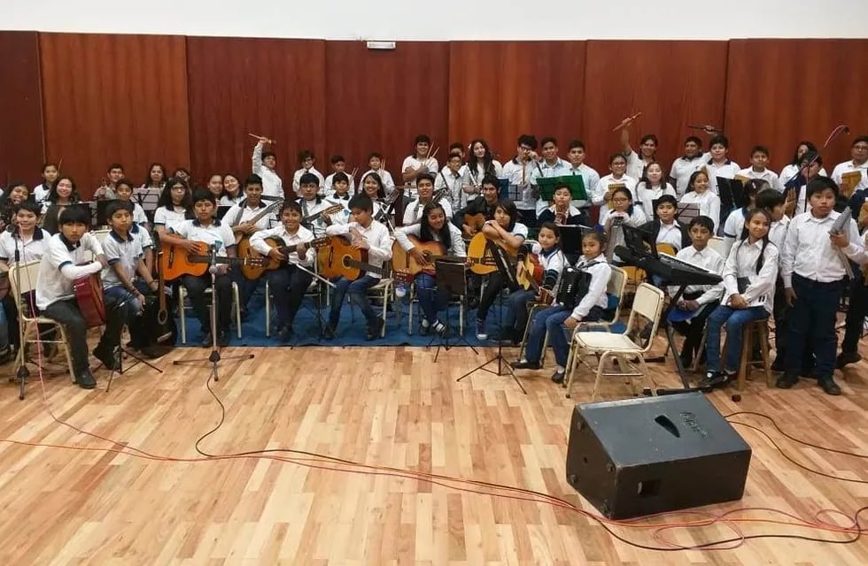 Formando a niños y adolescentes, el profesor Amante les inculcó "paciencia,
dedicación y amor por la música", afirman sus discípulos.
