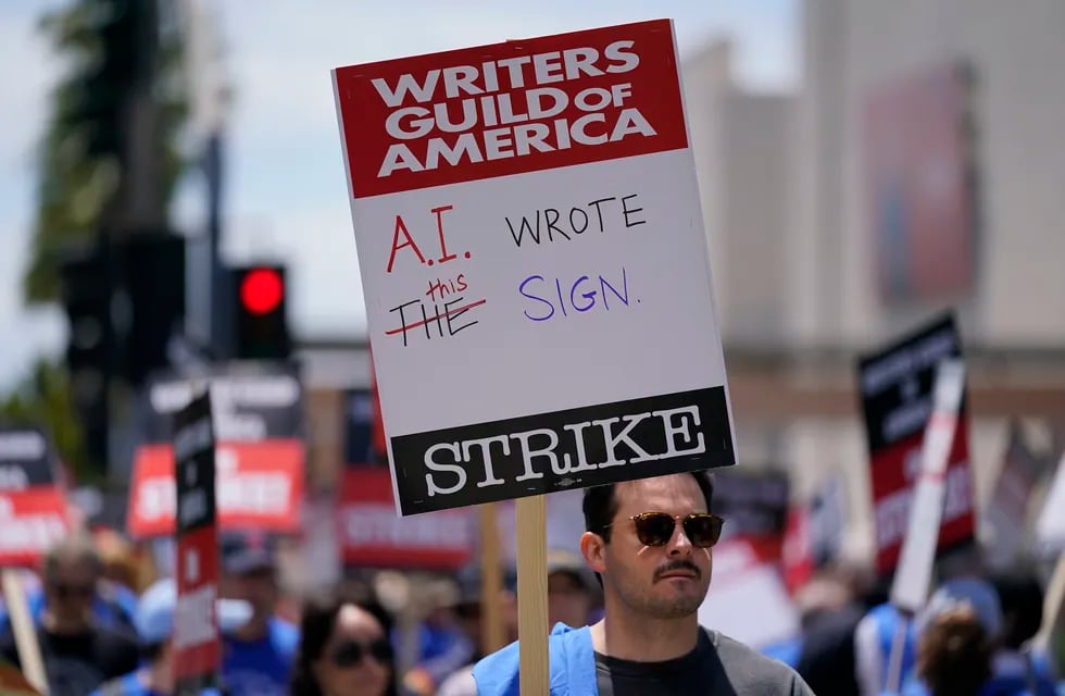 Miembros del Sindicato de Guionistas de Estados Unidos se manifestan frente a Fox Studios el martes 2 de mayo de 2023 en Los Ángeles. Una de las peticiones de los guionistas es revisar el uso de Inteligencia Artificial (IA) en la escritura de guiones. (Foto AP/Ashley Landis)