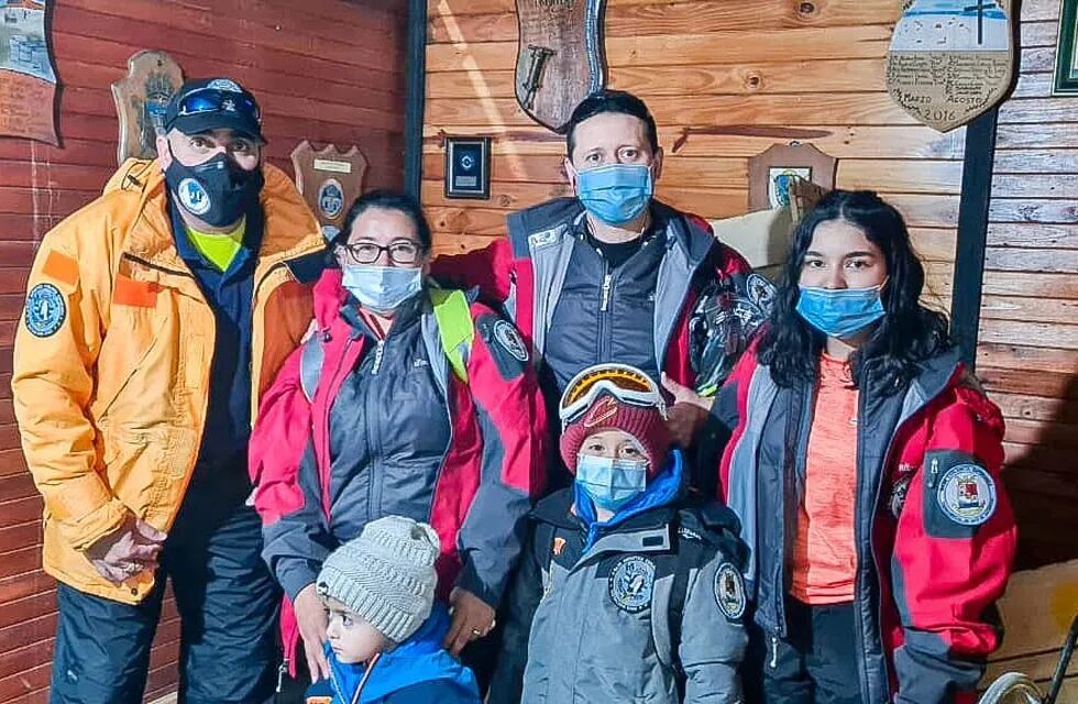 Los docentes antárticos para la campaña 2022, al momento de ser recibidos con sus hijos en la Base Antártica Esperanza, por el jefe de Base, coronel Fernando Morales.