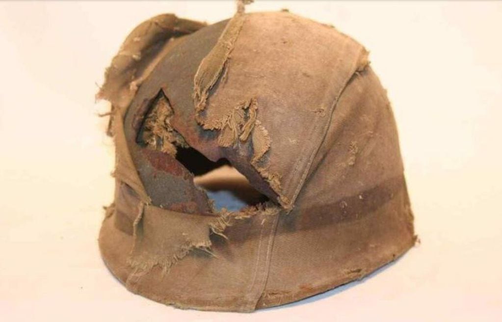 El casco de Jorge Altieri. Provisto por el Ejército Argentino y en poder de las fuerzas británicas tras la rendición del 14 de junio del ´82, fue a parar con los años a manos de un particular que lo subastó en internet.