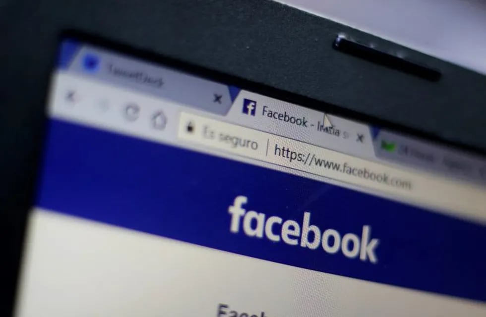 ILUSTRACIÓN - Página de Facebook en la pantalla de una computadora portatil el 21/03/2018 en Santiago de Chile, Chile. Mark Zuckerberg rompió el silencio y admitió que su compañía Facebook \