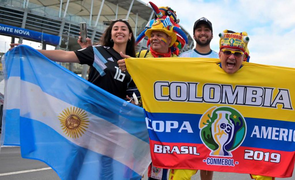 Fans de Argentina (L) y Colombia (Foto: Raul ARBOLEDA / AFP).