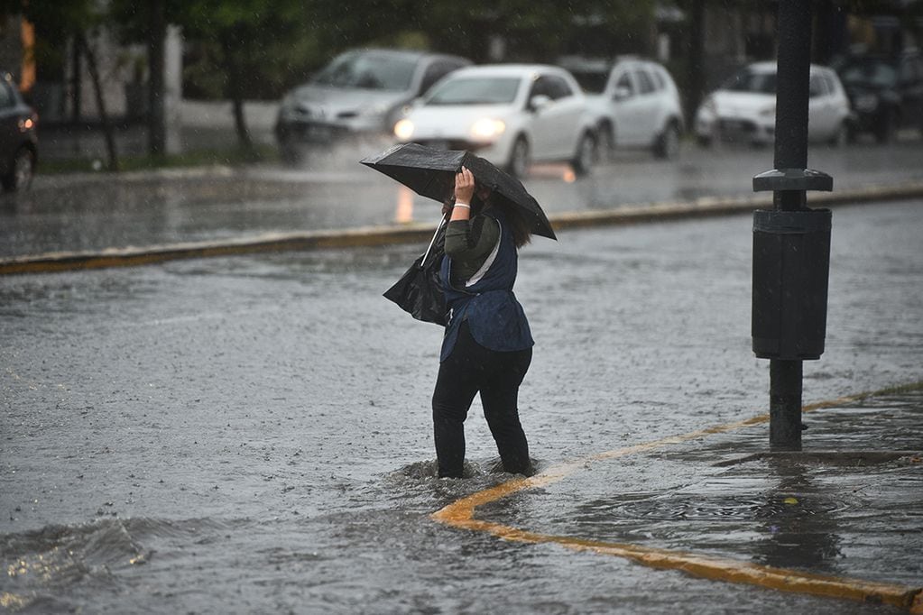 lluvia tormenta temporal calles inundadas tiempo clima Rafael Nuñez al 4000  foto Pedro Castillo