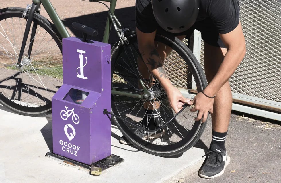 Los ciclistas que recorren la ciclovía encontrarán con un puesto donde podrán acceder de manera gratuita a un kit de herrramientas para solucionar una emergencia. Gentileza MGC
