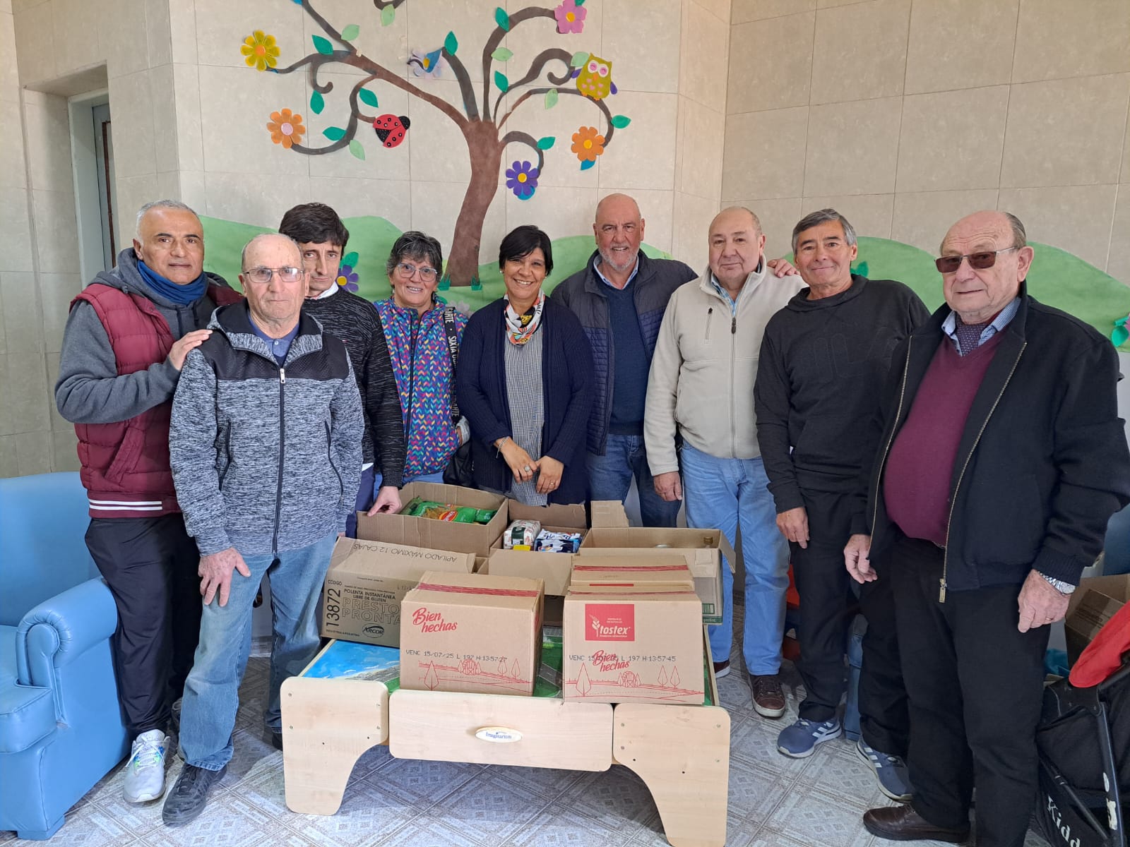 Rotary Libertad y bicisolidarios entregaron alimentos al Frutillitas