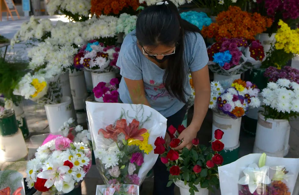 28 Abril 2021 Mendoza - Sociedad
Floristas en Mendoza. 
Claudia Soto (35) de tradicion familiar florista, vende en el puesto de la Alameda de Mendoza
Foto: Orlando Pelichotti / Los Andes