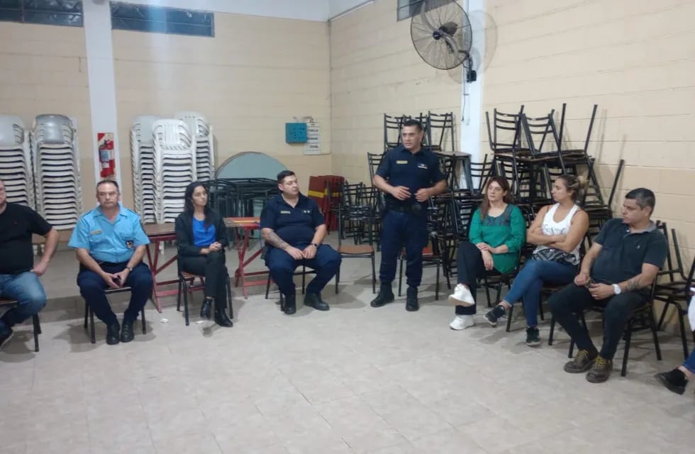 Reunión Autoridades de la Policía con vecinos sector sur de Arroyito