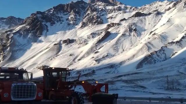 Fotos y video: Así fue la espectacular nevada en Alta Montaña y que derivó en el cierre del Paso a Chile. Foto: Gendarmería Nacional.