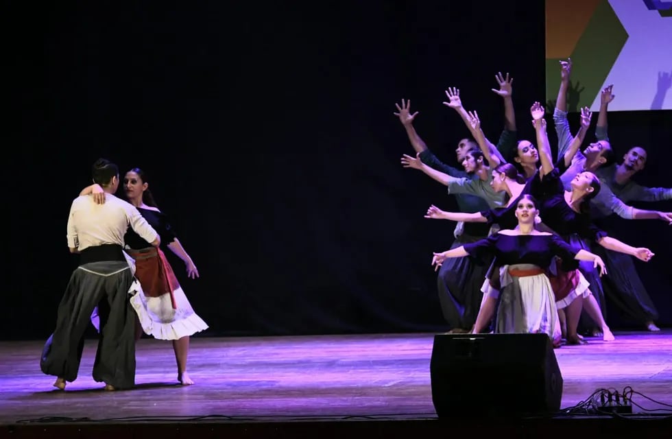 La Urdimbre Ballet, proveniente de la ciudad de Santa Fe, se presentó en el escenario del Cine Teatro Belgrano