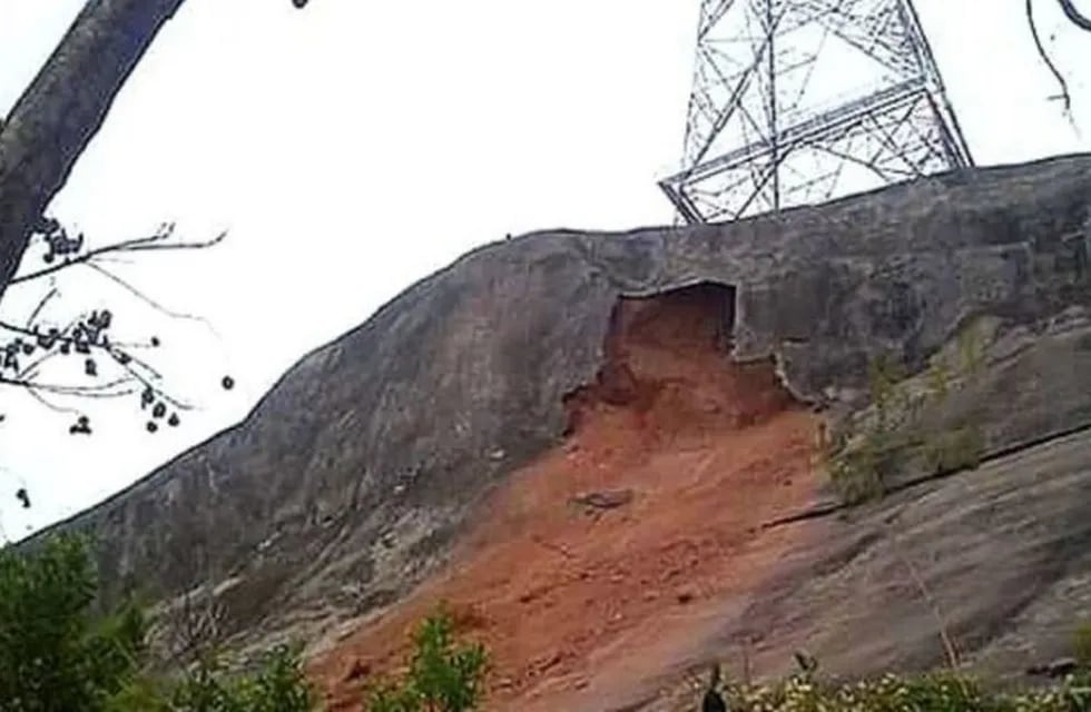 Peligro por posible derrumbe de una antena en Paraná.