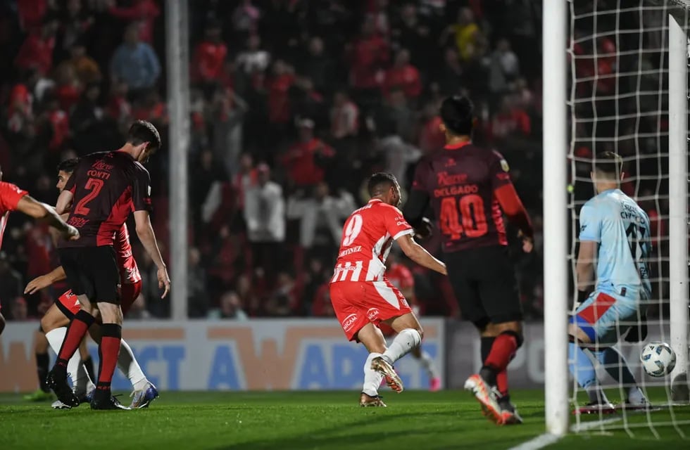 "Maravilla" Martínez pone el 1-1 entre Instituto y Colón, en Alta Córdoba, por la Copa de la Liga Profesional. (Facundo Luque / La Voz)