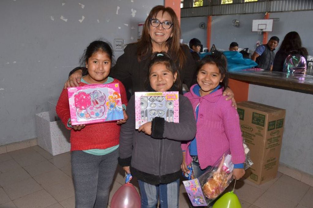 La secretaria general de ATSA Jujuy junto a niñas de Libertador, a las que saludó y entregó obsequios.