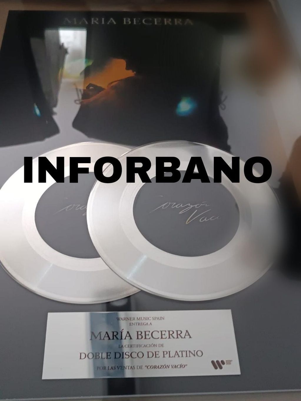 La placa de disco doble platino que le robaron a María Becerra