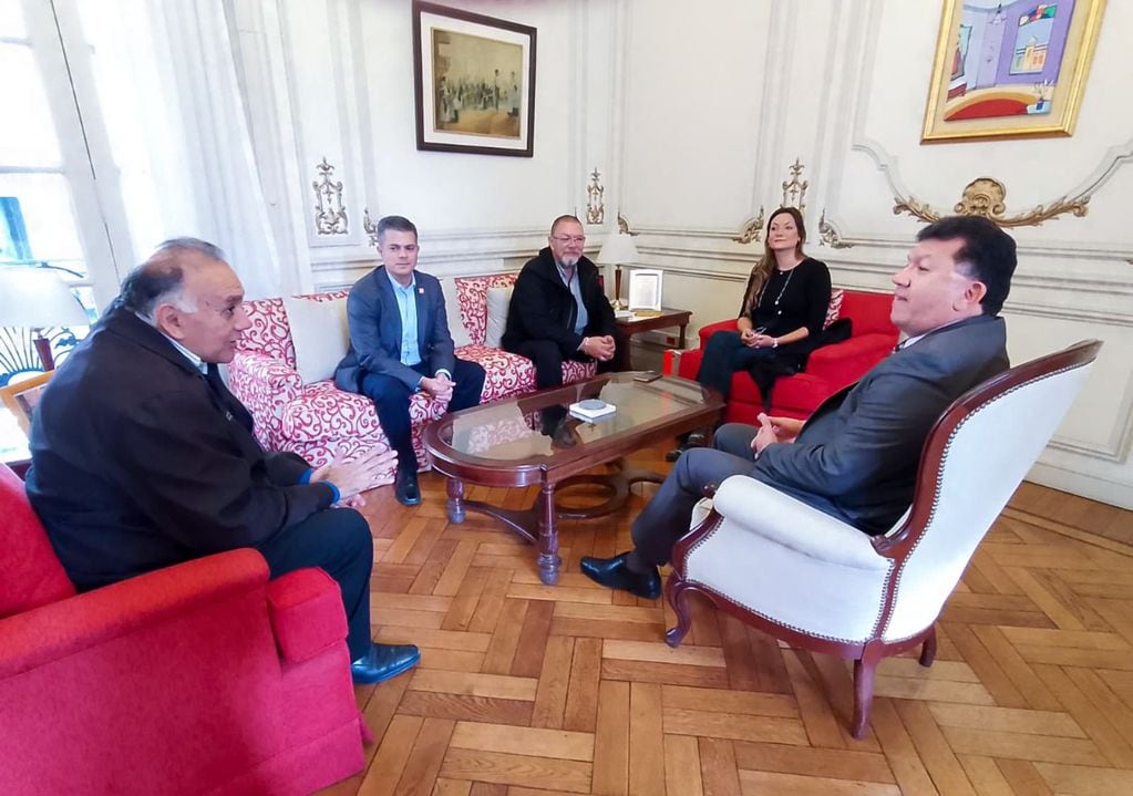 Los funcionarios y Veteranos de Guerra, se reunieron con Juan Ramón Cano Montania, en la Embajada de Paraguay en Buenos Aires.
