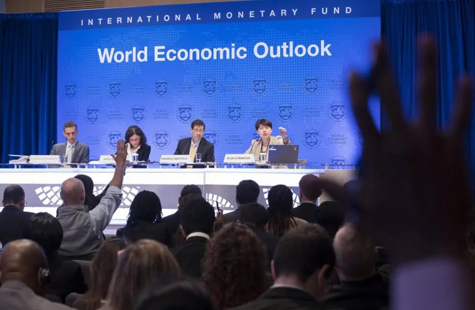 f8 WASHINGTON DC. (ESTADOS UNIDOS), 10/10/2017.-El economista jefe del Fondo Monetario Internacional (FMI), Maurice Obstfeld (2d), el subdirector de investigación del FMI, Gian Maria Milesi-Ferretti (i), la jefa de estudios del Departamento de Investigación del Fondo, Oya Celasun, y la oficial superior de Comunicaciones del FMI, Olga Stankova (d), durante una rueda de prensa para presentar el informe \