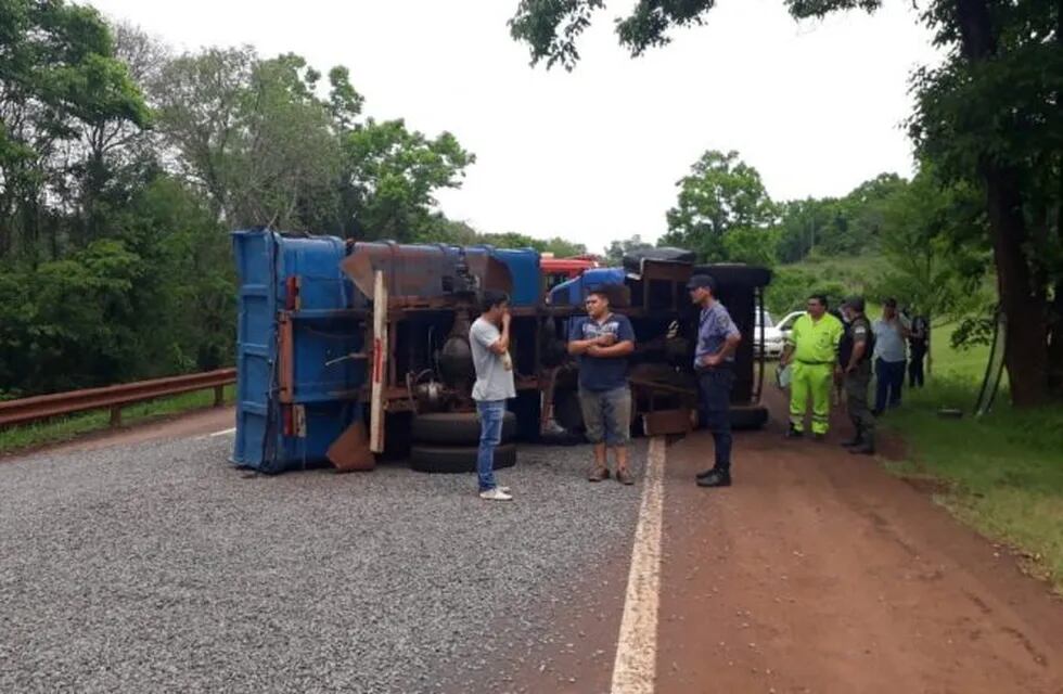 Camión volcado en la Ruta 12.