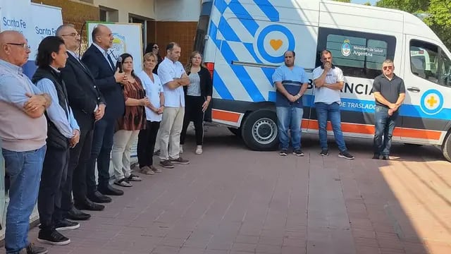 Perotti entregó una ambulancia a María Juana