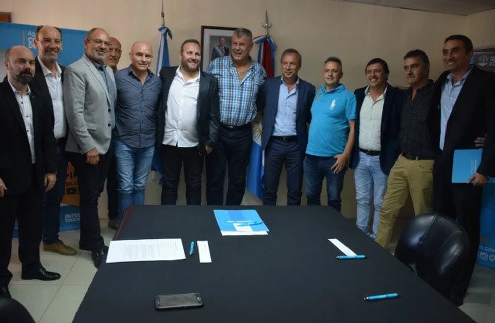 Los presidentes de los principales clubes, el titular de la Agencia Córdoba Deportes y autoridades del Gobierno, en la firma de un convenio con beneficios mutuos.