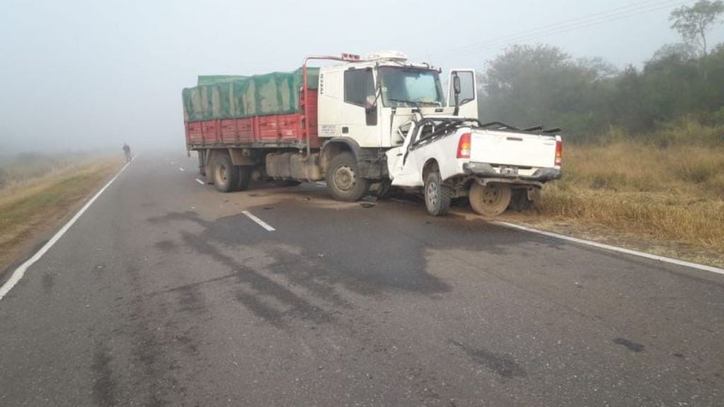 Niebla en Salta: accidente fatal al chocar de frente un camión y una camioneta. (Policía de Salta)