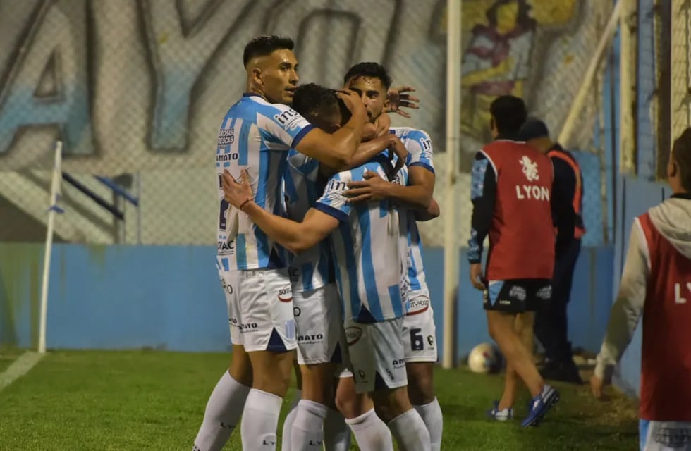 Abrazos para el Mono Blanco, autor de un gol y una asistencia en la goleada de Racing (Nicolás Bravo / La Voz).