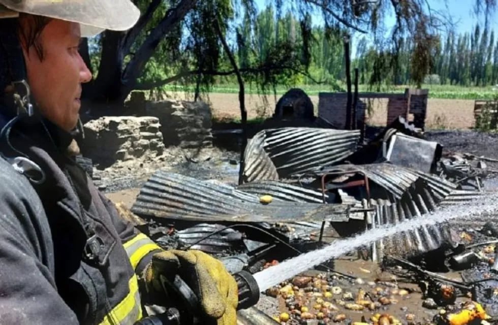 Una familia de Vista Alegre desató un incendio luego de prender un horno de barro.