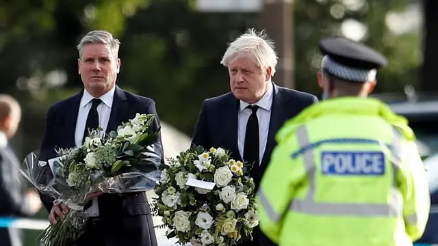 Boris Johnson, y el jefe del partido de oposición laborista Keir Starmer, depositaron juntos coronas de flores en el lugar del ataque