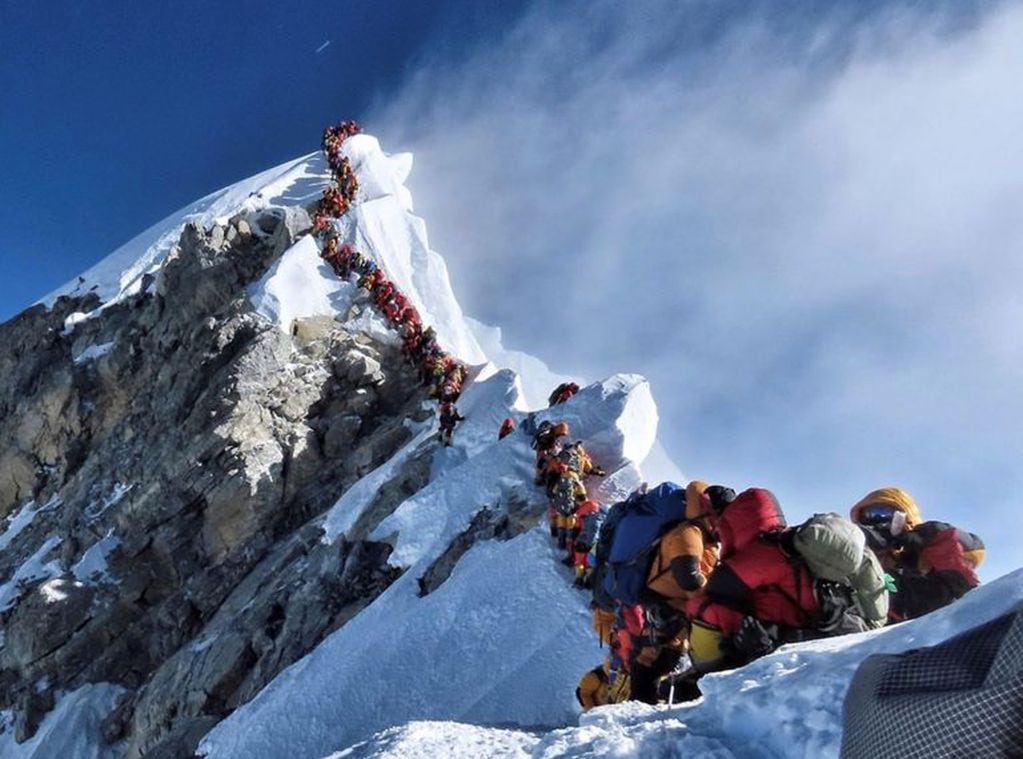 Toma de una larga fila de alpinistas escalando el Everest (Nirmal Purja/AP).