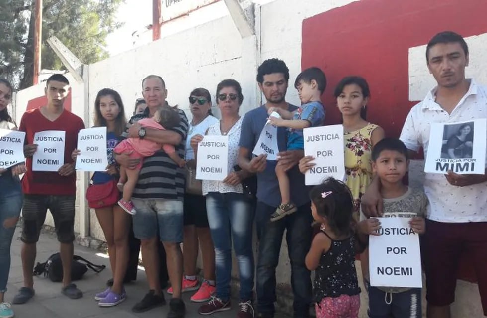 Familiares de Noemí Gorosito, asesinada por motociclista. (@Veroensinas)