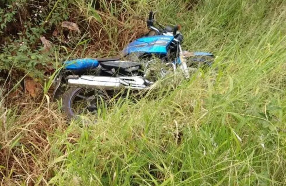 Motocicleta que conducía el joven Blanco quien murió al ser atropellado en Posadas, este lunes 27 de enero de 2020. /Policía)