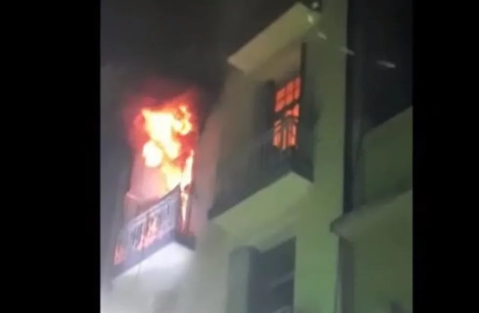 Fuerte incendio en un hotel en Lavalle al 900: murió la encargada.