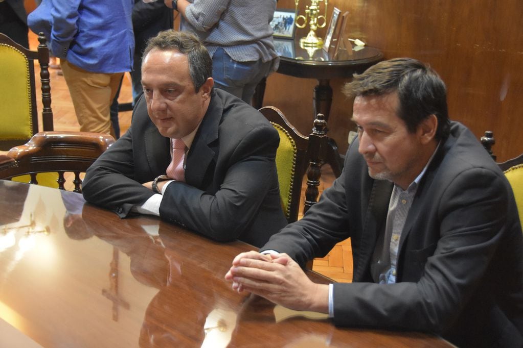 El exministro y diputado provincial (mc)  Pablo La Villa (izq.) fue designado defensor del Pueblo de la Provincia, mientras que Facundo López será vocal de la Su.Se.Pu.