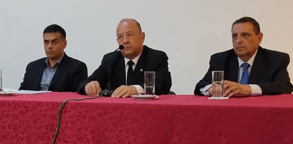 El ministro de Seguridad de Jujuy, Luis Martín (c), en conferencia de prensa acompañado por el secretario de Delitos Complejos, Ernesto Albin; y el jefe de la Policía provincial, comisario general Horacio Herbas Mejías.