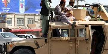 Talibanes, montando una guardia frente al aeropuerto internacional de Kabul, este lunes. (AP Rahmat Gul)