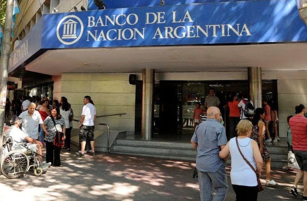 Durante la crisis 2001 y luego de anunciado el corralito la gente se agolpaba frente a los bancos para saber cuando les devolverían sus depósitos. Imagen Ilustrativa. Archivo Los Andes