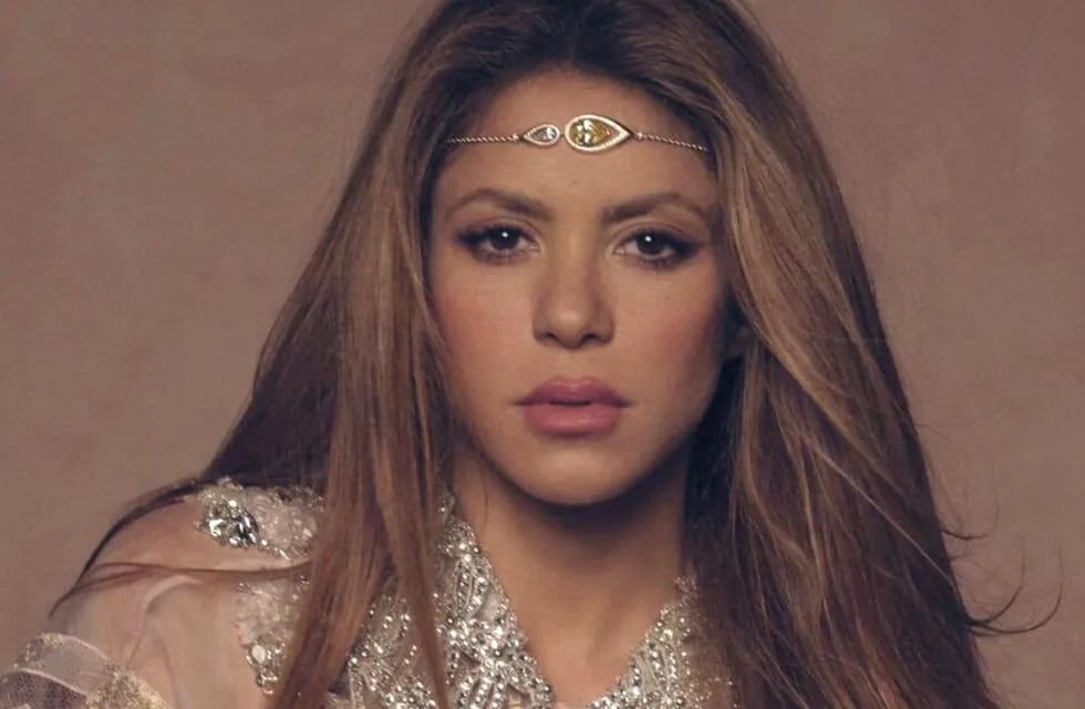 “Las mujeres ya no lloran, las mujeres facturan”: cuánto costó el icónico vestido de Shakira en efecto mojado.