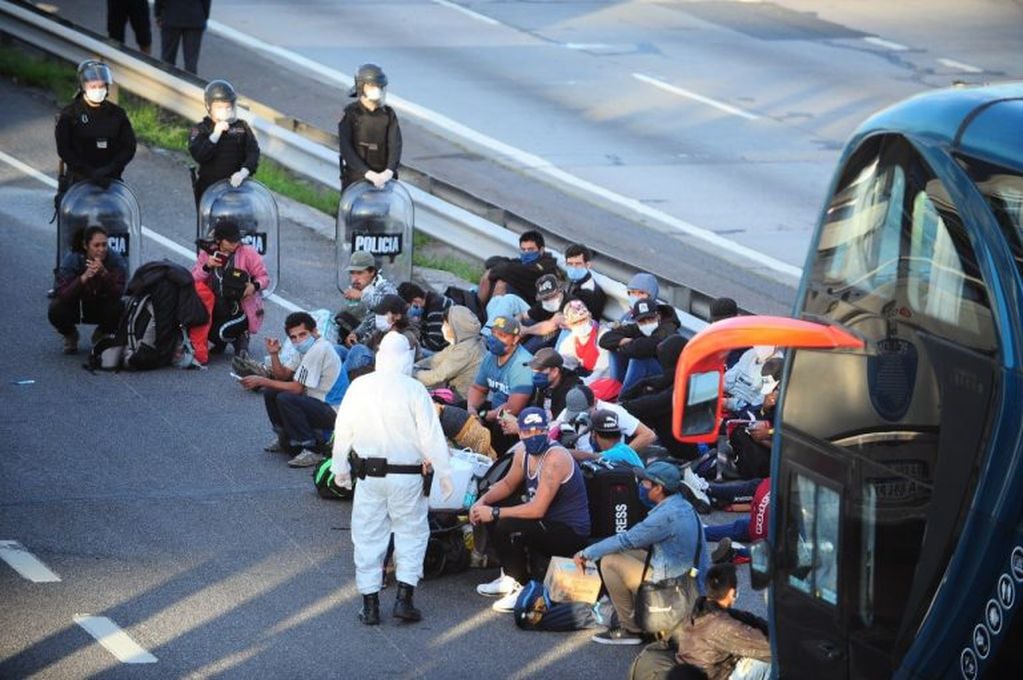 Micro detenido con extranjeros (Foto: Clarín)