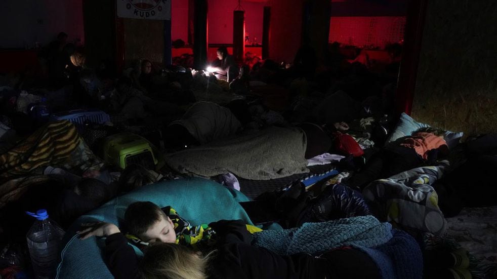 La gente duerme en el refugio antibombas improvisado en un centro deportivo, con capacidad para 2000 personas, en Mariupol, Ucrania.