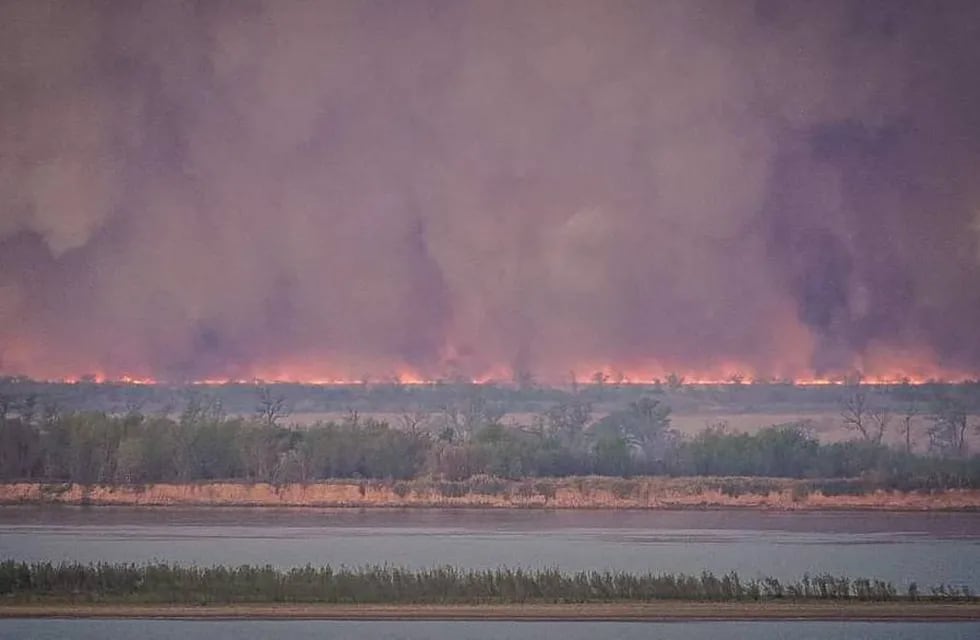 Las llamas se propagan a raíz de la sequía y la bajante histórica. (Carlos Salazar)