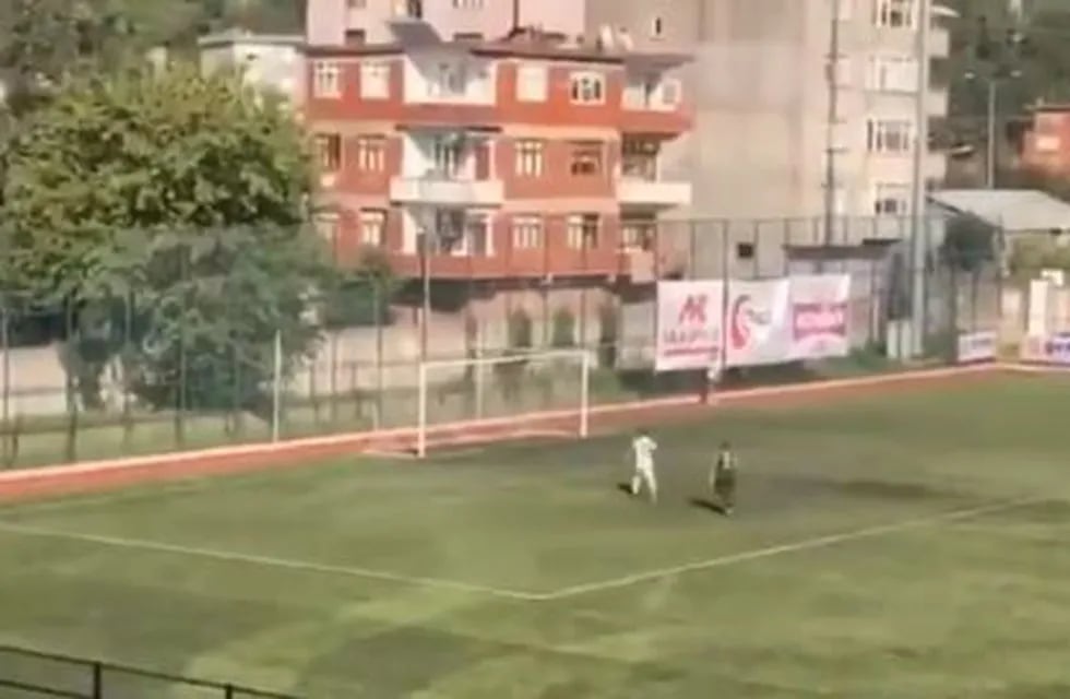 Un futbolista turco falló el gol más fácil de su vida. (Captura)