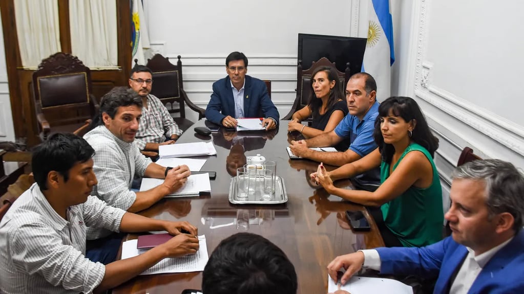 Miembros de la comisión directiva de APUAP concurrieron a la Casa de Gobierno para reunirse con el ministro de Hacienda y Finanzas, Federico Cardozo.