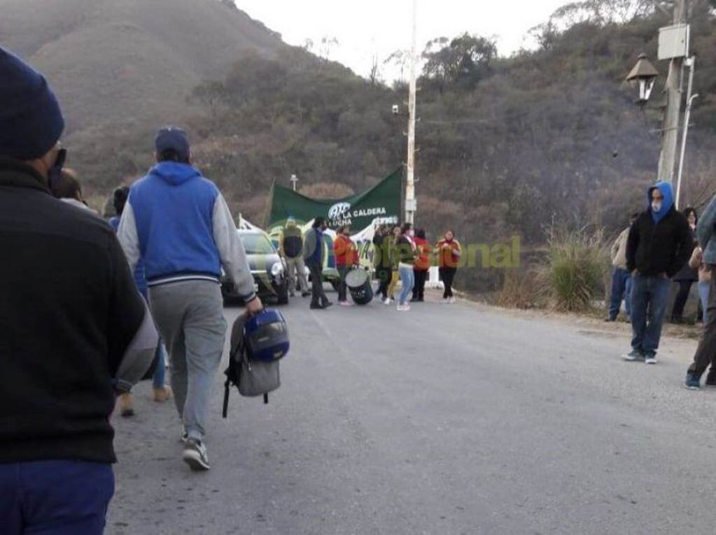 Reclamo salarial: empleados municipales cortaron el puente de La Caldera (Foto de FM Profesional)