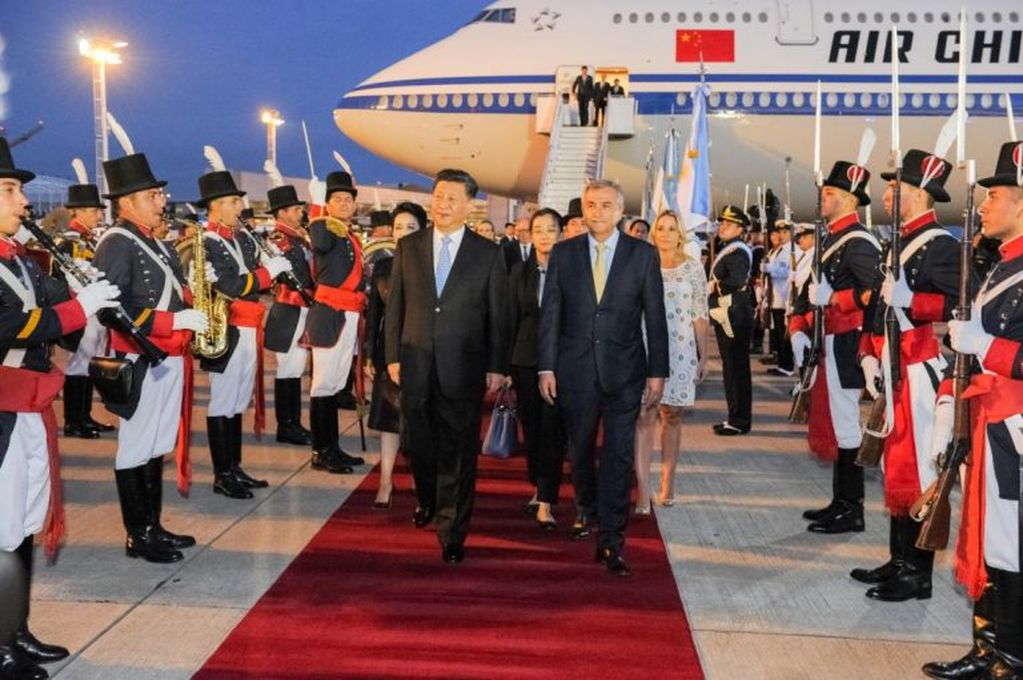 Morales encabezó la comitiva que recibió al presidente de China Xi Jinping a su arribo a Buenos Aires.