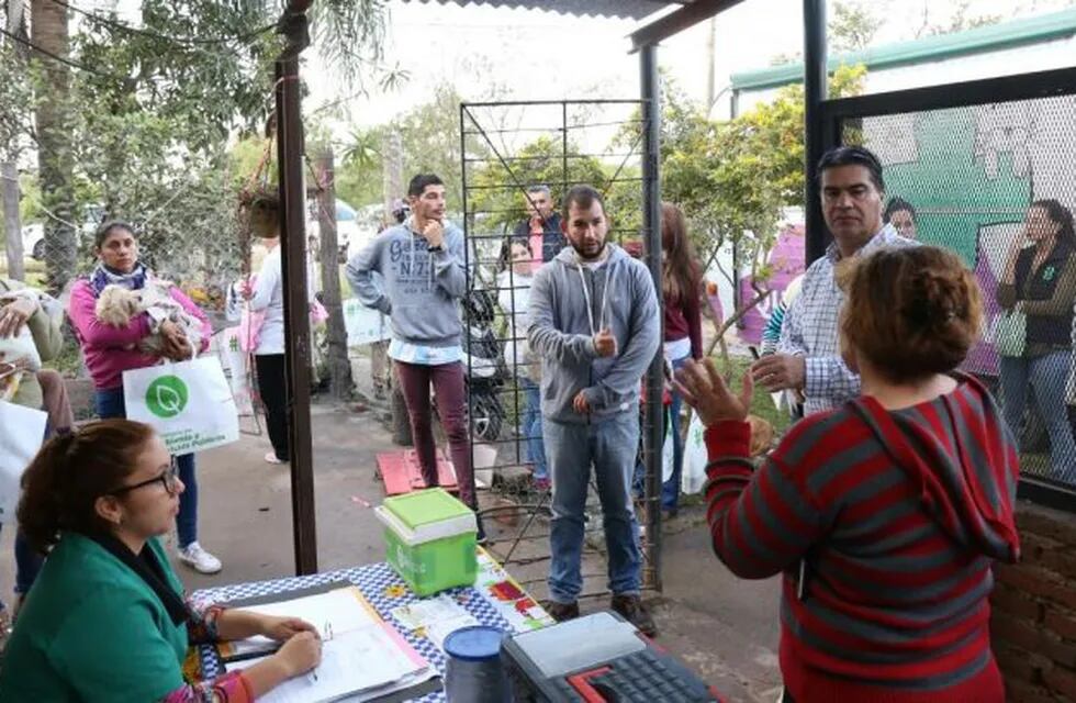 Capitanich supervisó el trabajo de los agentes del servicio municipal. (Prensa Municipio de Resistencia)