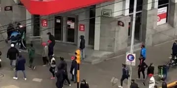 Enfrentamiento en pleno centro de Avellaneda entre barras de Independiente