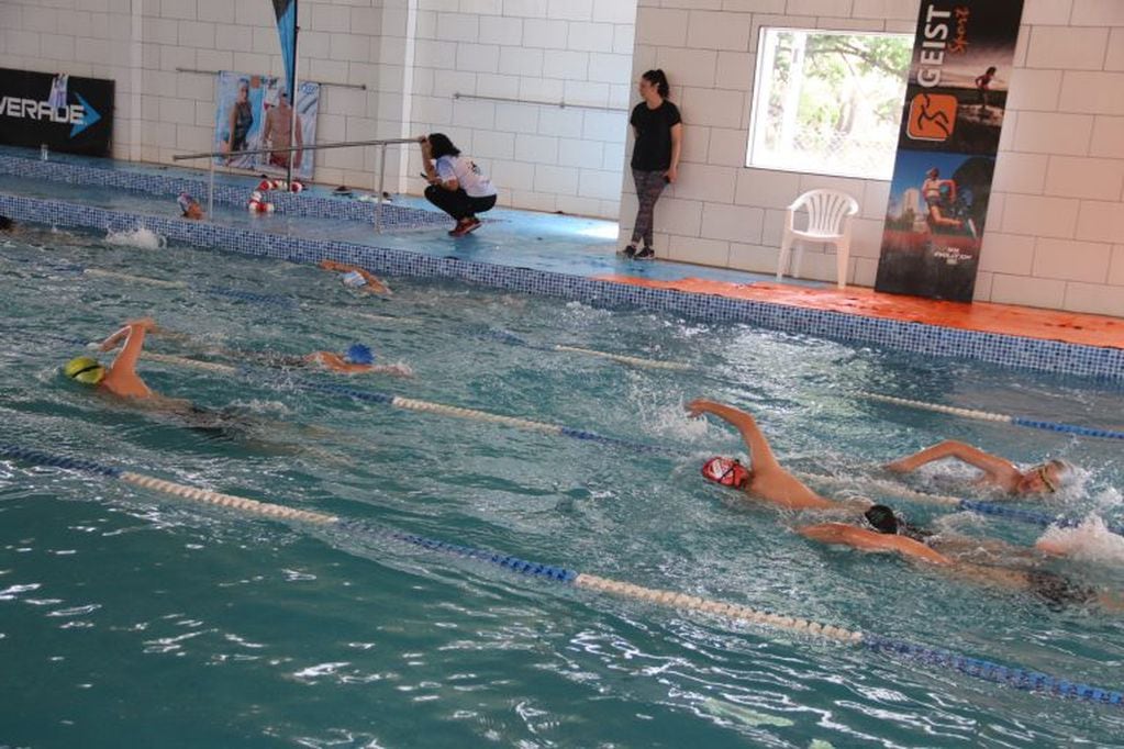 "Posta americana de natación" en Carlos Paz