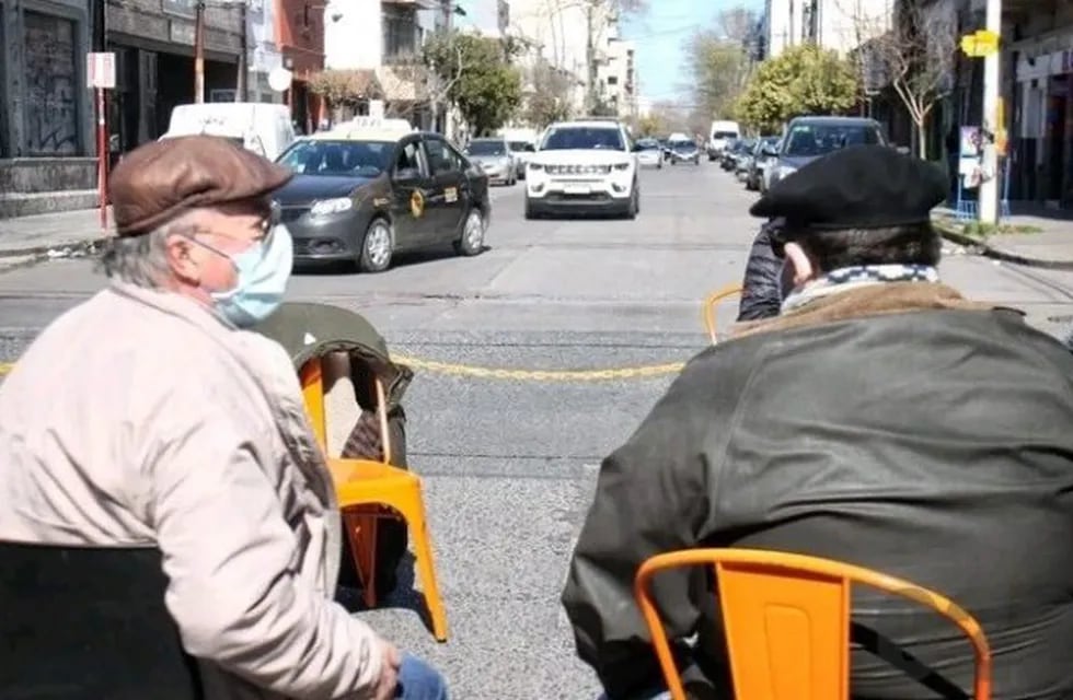 Sacan mesas y sillas a la calle en señal de reclamo (foto: 0223)