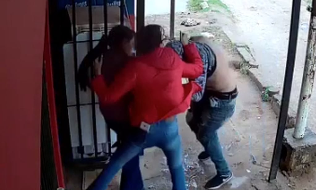 Madre e hija golpearon a dos ladrones que robaron en su kiosco.