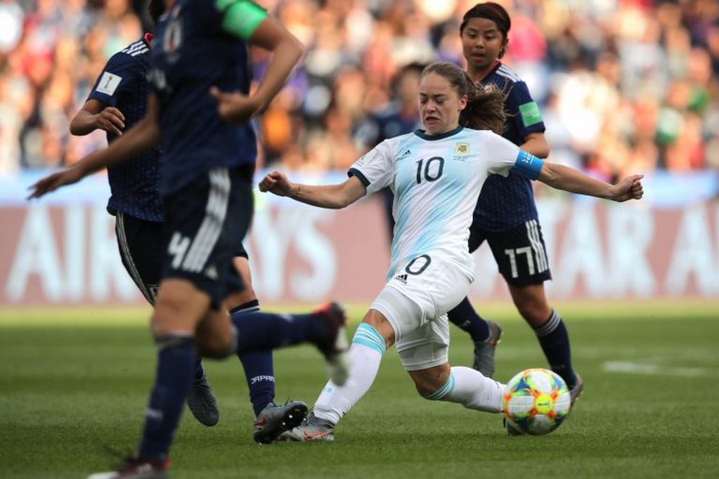 Estefania Banini controla la pelota ante Japón. EFE/ Christophe Petit Tesson